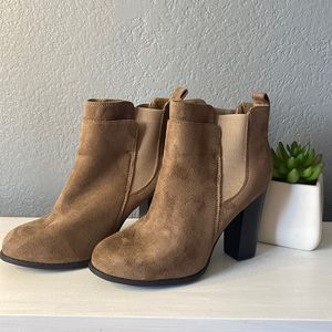 Like New Women Nature Breeze Ace-01
Faux Suede Chelsea Chunky Heel SIZE 9